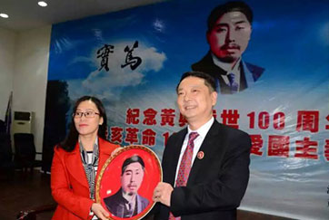 缅怀革命先烈，中国红赠明德中学肖像瓷盘